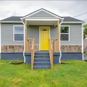  Holiday home Hot Tub Getaway Close To Downtown!
