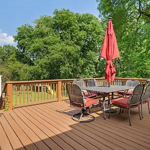  Holiday home Neighborhood Retreat, Large Yard, Fire Pit