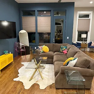 Holiday home Glitz & Guitars I Stylish 3br With Rooftop Hot Tub In East