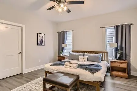 New Build 5 Min To Broadway Sleeps 10 contacts